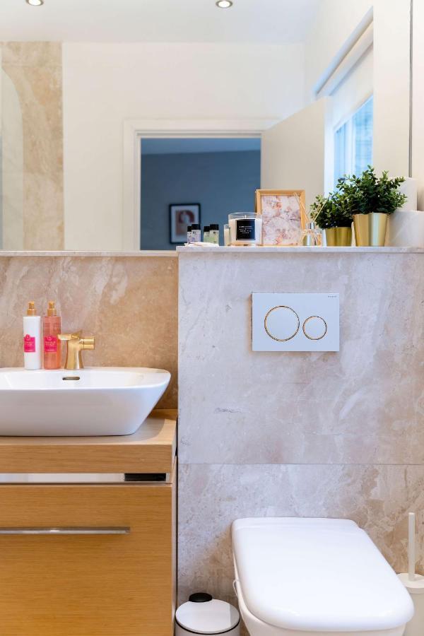Case de vacanță Stunning Camden House With Private Terrace & Free Parking Londra